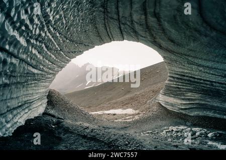 Rundblick über die Eishöhle des Tunnels von innen. Cueva de Jimbo, Ushuaia, Feuerland. Hochwertige Fotos Stockfoto