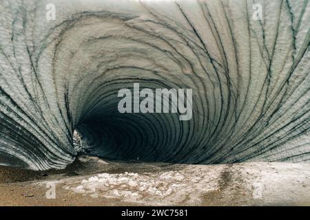 Rundblick über die Eishöhle des Tunnels von innen. Cueva de Jimbo, Ushuaia, Feuerland. Hochwertige Fotos Stockfoto