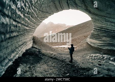 Rundblick über die Eishöhle des Tunnels von innen. Cueva de Jimbo, Ushuaia, Feuerland. Hochwertige Fotos Stockfoto