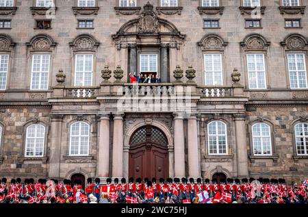 KOPENHAGEN – Proklamation von König Frederik X. und Königin Maria von Dänemark durch die dänische Premierministerin Mette Frederiksen im Schloss Christiansborg, zusammen mit Kronprinz Christian, Prinzessin Isabella, Prinzessin Josephine und Prinz Vincent von Dänemark, 14. Januar 2024. Foto: Patrick van Katwijk Stockfoto