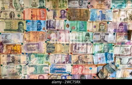 Sammlung von Banknoten aus verschiedenen Ländern an der Wand an der Rezeption, Geld, Banknoten, Banknoten, gepinnte Geldscheine an der Wand Stockfoto