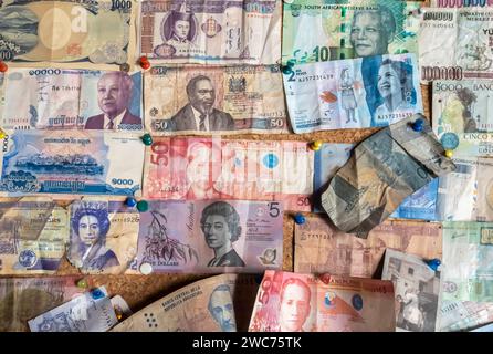 Sammlung von Banknoten aus verschiedenen Ländern an der Wand an der Rezeption, Geld, Banknoten, Banknoten, gepinnte Geldscheine an der Wand Stockfoto