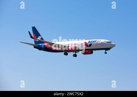 Boryspil, Ukraine - 27. August 2019: Das Flugzeug Boeing 737-800 (UR-AZF) der Azur Air Ukraine landet auf dem internationalen Flughafen Boryspil Stockfoto