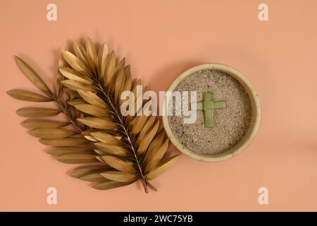 Asche, Palmblattkreuz, oliver-Zweig. Ash Wednesday-Konzept. Stockfoto