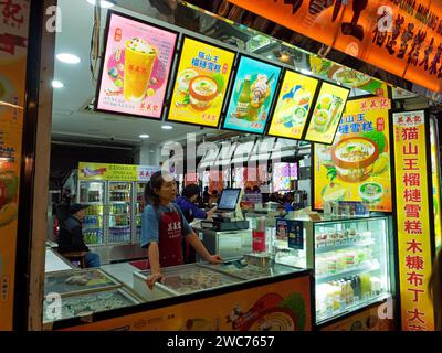 Blick auf einen chinesischen Fast-Food-Straßenkiosk in Macau bei Nacht Stockfoto