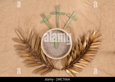 Asche, Palmblattkreuz, oliver-Zweig. Ash Wednesday-Konzept. Stockfoto