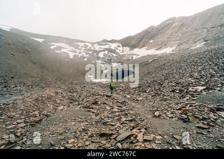 Rundblick über die Eishöhle des Tunnels von innen. Cueva de Jimbo, Ushuaia, Feuerland. Hochwertige Fotos Stockfoto