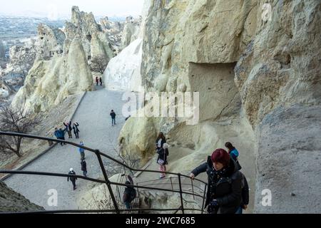 Touristen im Goreme Freilichtmuseum, Kappadokien Tal, Kappadokien Tourismus, Gruppe von Menschen besuchen Goreme Kappadokien Stockfoto