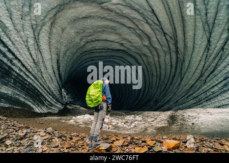 Rundblick über die Eishöhle des Tunnels von innen. Cueva de Jimbo, Ushuaia, Feuerland. Hochwertige Fotos Stockfoto