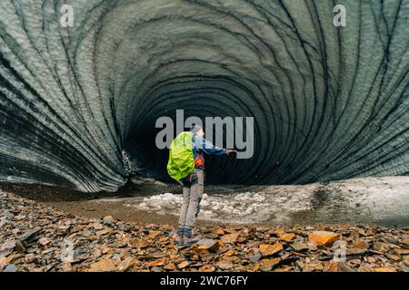 Rundblick über die Eishöhle des Tunnels von innen. Cueva de Jimbo, Ushuaia, Feuerland. Hochwertige Fotos Stockfoto