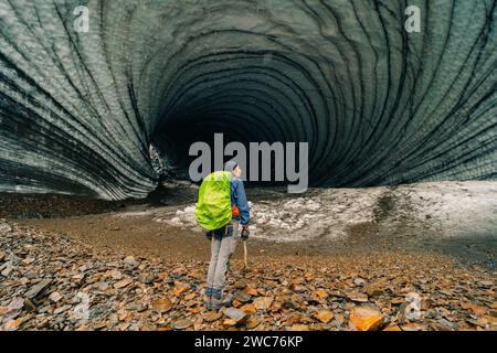 Rundblick über die Eishöhle des Tunnels von innen. Cueva de Jimbo, Ushuaia, Feuerland. Hochwertige Fotos Stockfoto