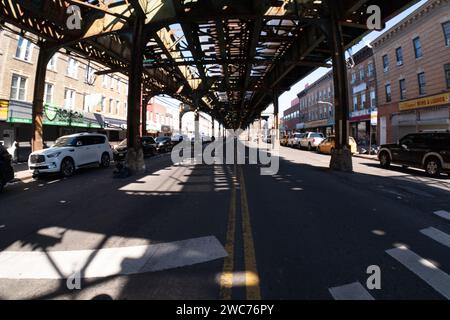 Dieses dynamische Bild fängt die lebhafte Atmosphäre einer belebten Stadtstraße ein Stockfoto