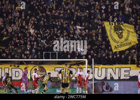 Arnheim, Niederlande. Januar 2024. ARNHEM, NIEDERLANDE - 14. JANUAR: Vitesse-Fans beim niederländischen Eredivisie-Spiel zwischen Vitesse und FC Utrecht im Stadion Gelredome am 14. Januar 2024 in Arnheim. (Foto: Ben Gal/Orange Pictures) Credit: dpa/Alamy Live News Stockfoto