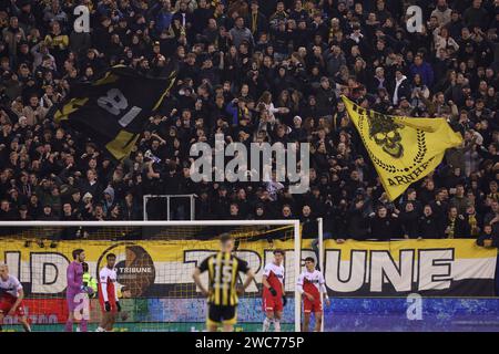 Arnheim, Niederlande. Januar 2024. ARNHEM, NIEDERLANDE - 14. JANUAR: Vitesse-Fans beim niederländischen Eredivisie-Spiel zwischen Vitesse und FC Utrecht im Stadion Gelredome am 14. Januar 2024 in Arnheim. (Foto: Ben Gal/Orange Pictures) Credit: dpa/Alamy Live News Stockfoto