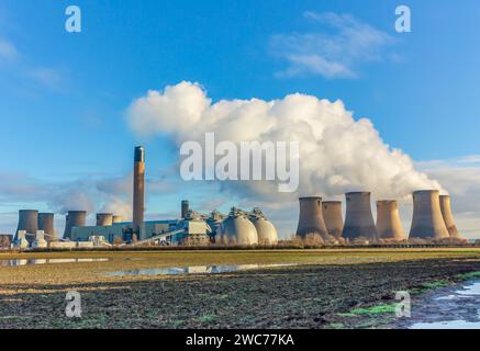 Drax, North Yorkshire, Großbritannien im Winter. Wasserdampf, der aus den Kühltürmen eines Kraftwerks, eines Biomassewerks, Drax, Selby, North Yorks austritt Stockfoto