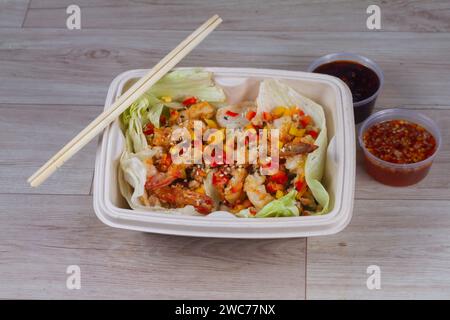 Garnelensalat umwickelt Seitenansicht. japanisches Essen. Stockfoto