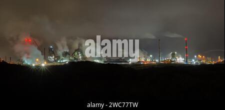 Panoramablick auf die Hochöfen des Stahlwerks von Tata Steel in der Nähe von IJmuiden, Niederlande. Stockfoto