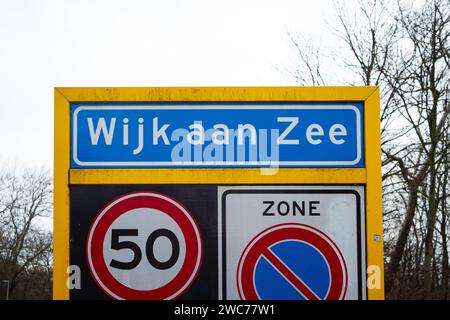 Ortszeichen des Küstendorfes Wijk aan Zee, Niederlande. Unten finden Sie Schilder für eine Geschwindigkeitsbegrenzung von 50 und ein Schild für kein Parken. Stockfoto