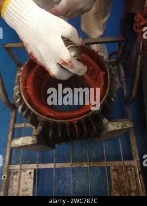 Überholung des Elektromotors, Motorüberholung, Reparatur des Elektromotors, Reparatur des Elektromotors, Wicklung, warnende Motorwicklung, Rotor, Motorstator, Motor Stockfoto