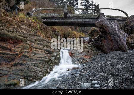 WA25024-00...WASHINGTON - ein kleiner Bach, der über einen Sandsteinvorsprung fließt und auf Beach 4 im Olympic National Park mündet. Stockfoto