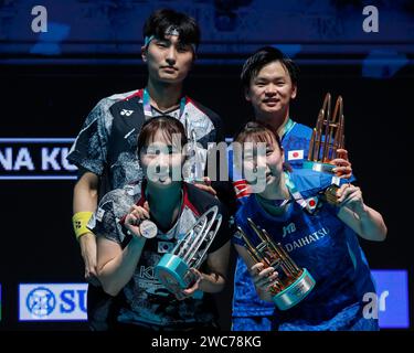 Kuala Lumpur, Malaysia. Januar 2024. Kim gewann Ho (Back Roll Left) und Jeong Na Eun (Front Roll Left) aus Korea und Yuta Watanabe (Back Roll Right) und Arisa Higashino (Front Roll Right) aus Japan posieren mit ihrer Trophäe auf dem Podium nach dem Mixed Doubles Final Match der Petronas Malaysia Open 2024 in der Axiata Arena. Yuta Watanabe und Arisa Higashino siegten mit 21/21:18/15. Quelle: SOPA Images Limited/Alamy Live News Stockfoto