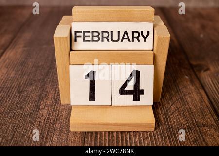 Holzkalender vom 14. Februar mit rotem Herzen. Stockfoto