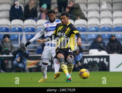 LONDON, ENGLAND - 14. JANUAR: Ryan Andrews von Watford, Euter-Druck von Kenneth Paal von QPR während des Sky Bet Championship-Spiels zwischen Queens Park Rangers und Watford in der Loftus Road am 14. Januar 2024 in London. (Foto: Dylan Hepworth/MB Media) Stockfoto