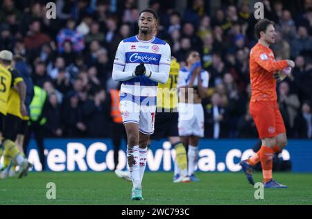 LONDON, ENGLAND – 14. JANUAR: Elijah Dixon-Bonner von QPR klatscht die Fans nach dem Sky Bet Championship-Spiel zwischen Queens Park Rangers und Watford in der Loftus Road am 14. Januar 2024 in London. (Foto: Dylan Hepworth/MB Media) Stockfoto