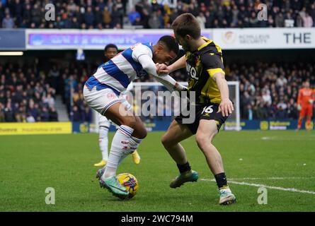 LONDON, ENGLAND - 14. JANUAR: Elijah Dixon-Bonner von QPR und Giorgi Chakvetadze von Watford kämpften um den Ball während des Sky Bet Championship-Spiels zwischen Queens Park Rangers und Watford am 14. Januar 2024 in London. (Foto: Dylan Hepworth/MB Media) Stockfoto