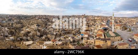 Panoramablick auf Ortahisar in Kappadokien, Blick von oben vom Schloss, Türkei Stockfoto