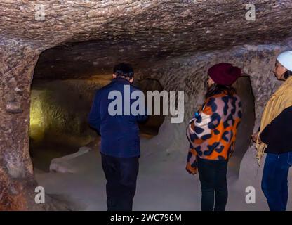 Touristen mit Reiseleiter in Kaymakli unterirdische Stadt Kappadokien Stockfoto