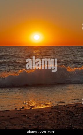 Genießen Sie die Sonnenuntergangsstrahlen in den Wellen der Agawa Bay im Lake Superior Stockfoto