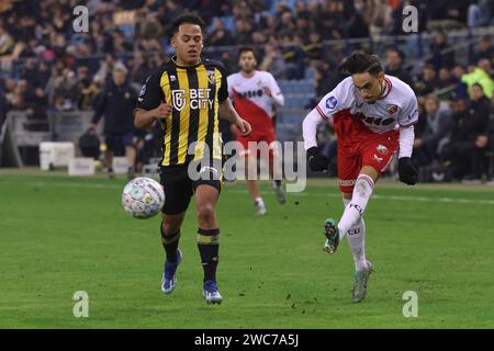 Arnheim, Niederlande. Januar 2024. ARNHEM, NIEDERLANDE - 14. JANUAR: Million Manhoef von Vitesse, Othmane Boussaid vom FC Utrecht während des niederländischen Eredivisie-Spiels zwischen Vitesse und FC Utrecht im Stadion Gelredome am 14. Januar 2024 in Arnhem, Niederlande. (Foto: Ben Gal/Orange Pictures) Credit: dpa/Alamy Live News Stockfoto