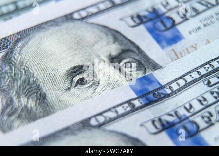 100 Dollar als Hintergrund für Makrofotos, 100 Dollar für Wirtschaft und Finanzen Stockfoto