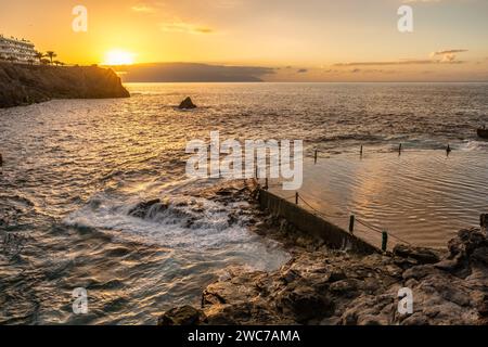 Wunderschöne natürliche Pools von Los Gigantes bei Sonnenuntergang auf Teneriffa, Spanien Stockfoto