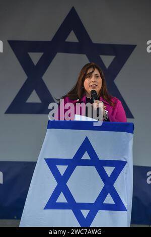 London, England, Großbritannien. Januar 2024. Der israelische Botschafter im Vereinigten Königreich TZIPI HOTOVELY spricht bei der Kundgebung. Tausende versammelten sich auf dem Trafalgar-Platz zur Demonstration "Stand with Israel", die 100 Tage seit dem Terroranschlag vom 7. Oktober feierte, als Zeichen der Solidarität mit dem Volk Israels und um die Freilassung von mehr als 100 von der Hamas entführten Personen zu fordern, die am 7. Oktober als Geisel bleiben. (Kreditbild: © Thomas Krych/ZUMA Press Wire) NUR REDAKTIONELLE VERWENDUNG! Nicht für kommerzielle ZWECKE! Quelle: ZUMA Press, Inc./Alamy Live News Stockfoto