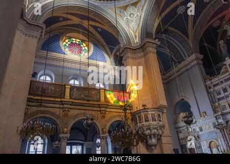 Die Fresken und das architektonische Erscheinungsbild des Innenraums der griechisch-orthodoxen Kirche Hagia Triada in Taksim, Istanbul, Türkei. Stockfoto