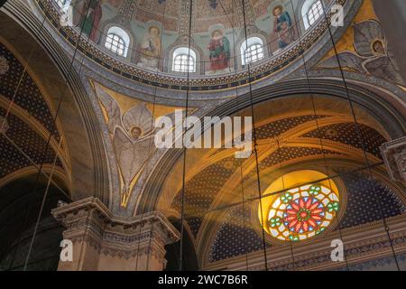 Die Fresken und das architektonische Erscheinungsbild des Innenraums der griechisch-orthodoxen Kirche Hagia Triada in Taksim, Istanbul, Türkei. Stockfoto