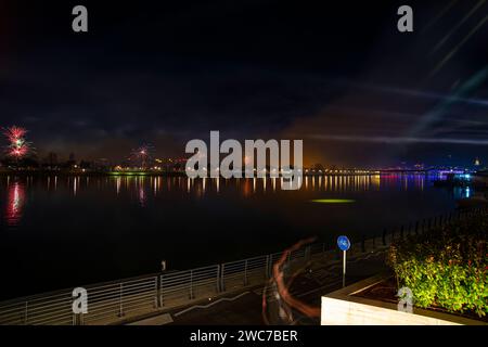 31.12.2023 Belgrad, Serbien, schöne Silvester Lichteffekte und Dekoration über dem Geschäftsviertel Belgrad Waterfront an der Save Stockfoto