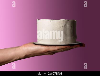 Hand gibt weißen, leeren bento-Kuchen, kleine Nachtisch-Mockup Stockfoto