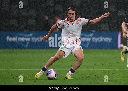 Parramatta, Australien. Januar 2024. Daniel Bennie vom Perth Glory FC, der während der Isuzu UTE A-League-Saison im Spiel der Unite Round zwischen Perth Glory und Wellington Phoenix im CommBank Stadium in Aktion war. Endpunktzahl: Wellington Phoenix 4:3 Perth Glory. (Foto: Luis Veniegra/SOPA Images/SIPA USA) Credit: SIPA USA/Alamy Live News Stockfoto