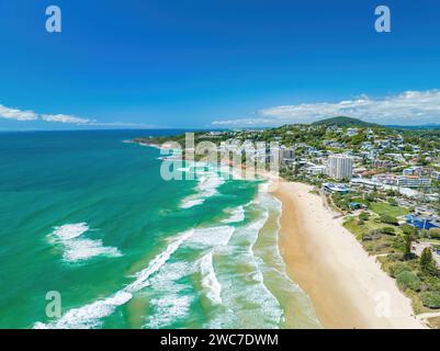 Eine Luftaufnahme der schäumenden Wellen des Ozeans, die auf die Sandküste in Coolum, Sunshine Coast QLD treffen Stockfoto