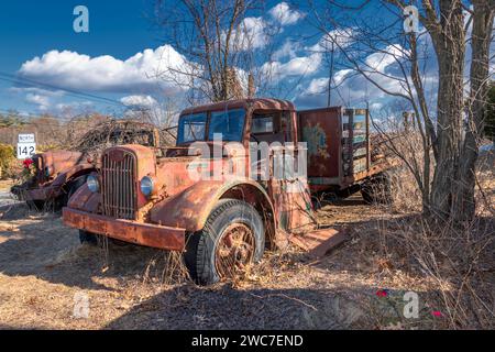 Verlassene Autocar Trucks. Ecke der MA-Linien 10 und 142. Bernardston, Massachusetts. Stockfoto