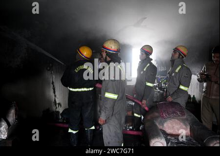 Noida, Indien. Januar 2024. NOIDA, INDIEN – 14. JANUAR: Ein Team von Feuerwehrleuten, die versuchen, ein Feuer zu löschen, entkernt in einem Haus und rettete drei Menschen in Sektor 25, am 14. Januar 2024 in Noida, Indien. Vier Fahrzeuge der Feuerwehr brachten den Brand nach etwa einer Stunde Einsatzzeit unter Kontrolle. (Foto: Sunil Ghosh/Hindustan Times/SIPA USA) Credit: SIPA USA/Alamy Live News Stockfoto