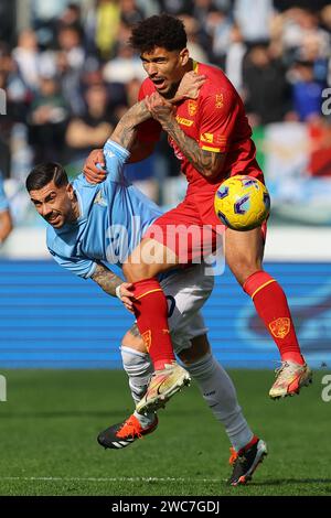 Rom, Italien 14.01.2024: Mattia Zaccagni aus Latium kämpft mit Gendrey von Lecce während des italienischen Fußballspiels Serie A TIM 2023-2024 SS um den Ball Stockfoto