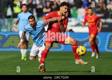 Rom, Italien 14.01.2024: Mattia Zaccagni aus Latium kämpft mit Gendrey von Lecce während des italienischen Fußballspiels Serie A TIM 2023-2024 SS um den Ball Stockfoto