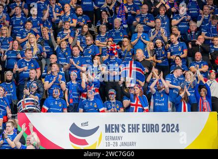 München, Deutschland. Januar 2024. Die islaendischen Fans bejubeln den Sieg. Deutschland, Montenegro vs. Island, Handball, Maenner, EHF Euro 2024, Gruppe C, 2. Spieltag, 14.01.2024. Foto: Eibner-Pressefoto/Heike feiner Credit: dpa/Alamy Live News Stockfoto