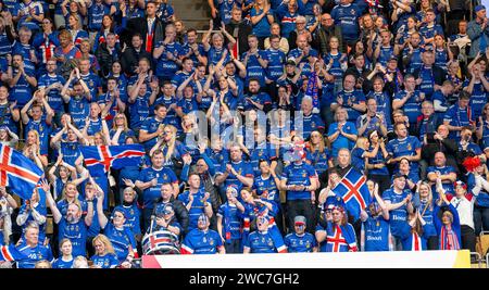 München, Deutschland. Januar 2024. Die islaendischen Fans bejubeln den Sieg. Deutschland, Montenegro vs. Island, Handball, Maenner, EHF Euro 2024, Gruppe C, 2. Spieltag, 14.01.2024. Foto: Eibner-Pressefoto/Heike feiner Credit: dpa/Alamy Live News Stockfoto