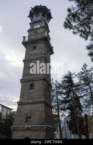 Der Sungurlu Clock Tower wurde 1891 mit einem quadratischen Prisma-Körper errichtet. Es gibt kleine Rundbogenfenster auf jeder Etage außer im zweiten Stock. Stockfoto