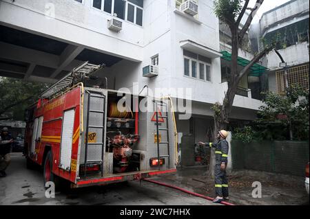 Noida, Indien. Januar 2024. NOIDA, INDIEN – 14. JANUAR: Ein Team von Feuerwehrleuten, die versuchen, ein Feuer zu löschen, entkernt in einem Haus und rettete drei Menschen in Sektor 25, am 14. Januar 2024 in Noida, Indien. Vier Fahrzeuge der Feuerwehr brachten den Brand nach etwa einer Stunde Einsatzzeit unter Kontrolle. (Foto: Sunil Ghosh/Hindustan Times/SIPA USA) Credit: SIPA USA/Alamy Live News Stockfoto